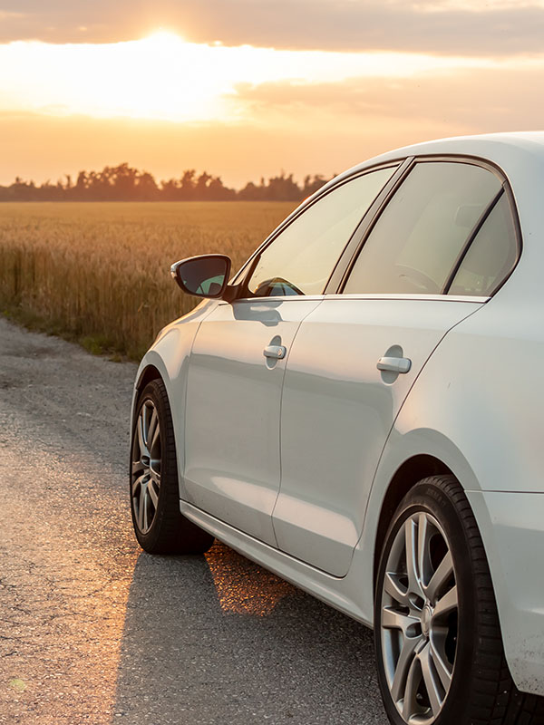 Auto bei Sonnenuntergang