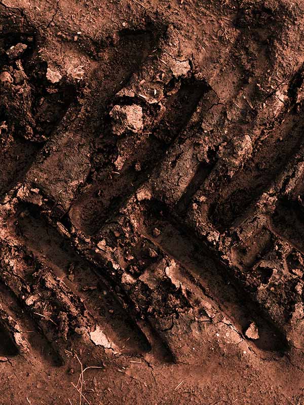 Reifenspuren schwere Maschine in Erde