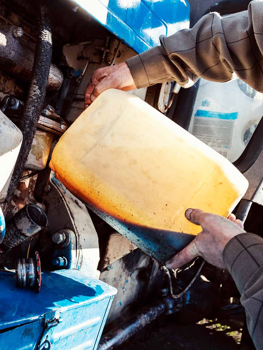 Öl wird in Maschine eingefüllt